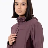 Campera cortaviento Merrell de diseño técnico, confeccionada en nylon reciclado con tratamiento repelente al agua. Presenta capucha ergonómica, cierre frontal completo, bolsillo con cierre en el pecho y mangas largas con puños elásticos.