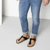 Sandalias Birkenstock Gizeh modelo BF en color negro, con diseño tipo dedo y tira ajustable con hebilla metálica. Cuentan con plantilla anatómica de corcho y suela de EVA.