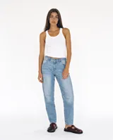 Jeans de corte barrel relajado, confeccionado en denim celeste claro con pespuntes y atraques a contratono en bordó. Presenta tiro medio, diseño de pierna curva y bolsillos traseros con logo bordado.