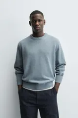 Jersey de corte regular fit confeccionado en una mezcla de lana y cashmere. Presenta cuello redondo, manga larga y acabados en rib en puños y bajo.