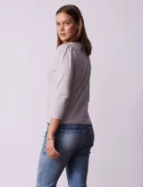 Buzo tejido en hilado fino color blanco, marca Vila Milano. Manga ¾ con pliegue en hombro.