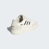 Championes Adidas Drop Step Low 2.0 de estilo urbano, con diseño inspirado en el baloncesto. Presentan una parte superior que combina ante y piel sintética en tonos crema y blanco, con las icónicas tres tiras laterales en color negro y el logo del trébol. Cuentan con una suela de goma esculpida y cierre de cordones.