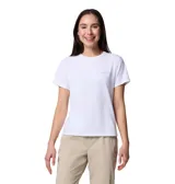 Remera de manga corta Columbia, color blanco, con cuello redondo y logo de la marca estampado en el pecho. Confeccionada con tecnología Omni-Wick que absorbe la humedad y Omni-Shade con protección solar UPF 50.