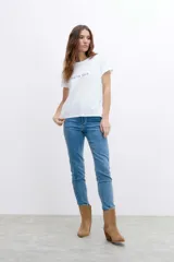 Remera blanca de manga corta, con cuello redondo y estampa frontal con la frase "belle âme".