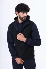 Chaleco de micropolar negro con cierre frontal completo y bolsillos laterales con cierre.