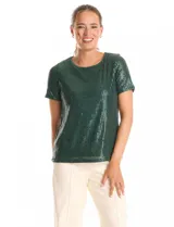 Blusa de manga corta con cuello redondo, confeccionada en tejido cubierto de lentejuelas color verde esmeralda. Cuenta con forro interno a tono y un corte recto.