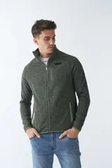 Campera negra tejida bondeada para hombre, con fit regular, logo estampado, cremallera entera y bolsillos con cierre.