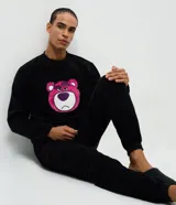 Conjunto de pijama masculino compuesto por buzo de cuello redondo y pantalón largo, confeccionado en plush de poliéster. El buzo presenta una estampa frontal del personaje Lotso de Toy Story, mientras que el pantalón cuenta con cintura elástica para mayor comodidad.