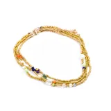 Collar corto de cuentas doradas con cuentas de colores y cierre de mosquetón.