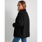 Campera de corderito color blanco, con cuello alto, cierre frontal completo y un bolsillo en el pecho con cierre.