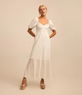 Vestido midi de broderie color blanco, con escote corazón, mangas cortas abullonadas y diseño texturizado.
