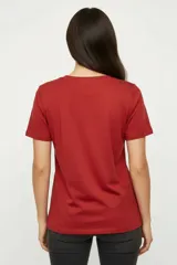 Remera de algodón de corte holgado, con cuello en V y mangas cortas.