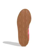 Championes Adidas modelo VL Court 3.0, de diseño urbano con silueta retro. Presentan una combinación de tonos rojos y rosados en el exterior, con las icónicas tres tiras laterales y suela de goma color caramelo.
