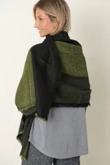 Pashmina italiana en lana y viscosa con diseño a rayas en tonos púrpura, gris y beige. Terminación en flecos.