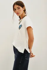 Remera de algodón color blanco, con diseño estampado en la espalda que incluye teclas de piano y texto alusivo a un festival de música.