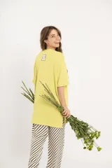 Remerón verde con cuello redondo y mangas cortas, con tajos a los costados.