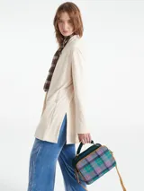 Chaqueta color crema de pana con cuello mao, cierre con botones y bolsillos frontales.