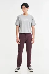 Pantalón chino color borgoña, de corte slim fit, con bolsillos laterales y traseros.