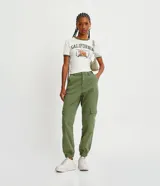 Pantalón jogger color verde militar, de tiro alto, con bolsillos cargo y tobillos elastizados.