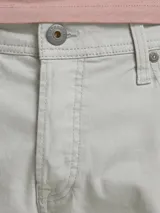 Short chino de corte regular, confeccionado en sarga de algodón con un ligero toque de elastano para mayor comodidad. Presenta un tono gris claro con efecto lavado, bolsillos laterales y traseros, y dobladillo en las piernas.