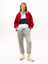 Pantalón de jogging gris de felpa, de corte relajado, con cintura elástica, bolsillos laterales y logo bordado en la pierna.