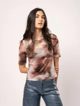 Top elastizado de tul con diseño de manchas en tonos marrones.