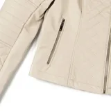 Campera de cuero sintético color beige, con diseño acolchado de rombos en el frente, espalda y mangas, cuello alto con cierre frontal y bolsillos laterales con cierre.