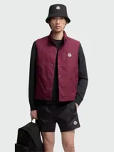 Short de baño Moncler negro con cintura elástica, bolsillos laterales y parche con el logo de la marca en la pernera izquierda.