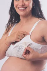 Bralette maternal de encaje blanco, sin aros, con copas forradas en algodón y clip de apertura frontal en los breteles para facilitar la lactancia.