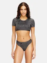 Top cropped gris oscuro de manga corta con estampado laminado integral de efecto desgastado y banda elástica inferior con el logotipo de la marca.