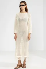 Vestido largo color crema de punto abierto en algodón con lúrex y flecos en el ruedo.