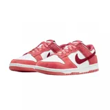 Championes Nike Dunk Low, modelo especial Valentine's Day, con base de cuero blanco y revestimientos de gamuza en tonos rosados. Presenta un swoosh lateral en color bordó y cordones de satén a tono.