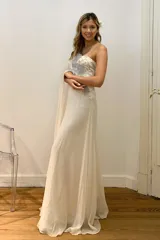 Vestido largo de novia en gasa color blanco marfil, con escote corazón, breteles finos y detalles de plata y tul con bordado en el corpiño.