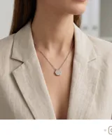 Collar de acero con cadena fina y dije hexagonal con incrustaciones de circonias.