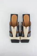 Sandalias descalzas de cuero combinadas en negro y beige, con taco cuadrado bajo y puntera cuadrada.