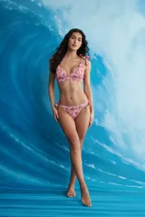 Conjunto de bikini de dos piezas con estampado floral en tonos rosa y marrón. El corpiño es de corte triangular con tirantes que se atan en los hombros. La bombacha es de corte clásico con tiras laterales ajustables.