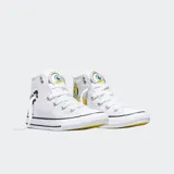 Championes Converse Chuck Taylor All Star de lona blanca, de caña alta, con detalles inspirados en los Minions, incluyendo estampado lateral, parche All Star amarillo en el tobillo y suela exterior amarilla.