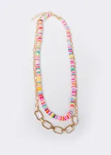 Collar doble con cadena dorada de eslabones grandes y collar de mostacillas de colores.