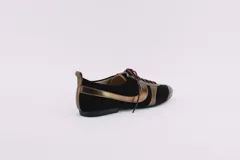 Zapato tipo ballerina acordonado, color negro con detalles en dorado.