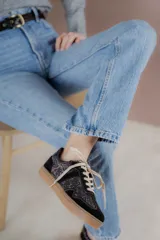 Championes urbanos de diseño acolchado, combinando tonos marrones, beige y detalles metalizados con textura. Cuentan con cordones al tono y suela de goma color caramelo.