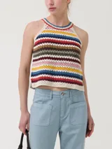 Musculosa tejida a crochet en algodón orgánico y lino, con diseño de rayas multicolor, cuello redondo y tirantes anchos.