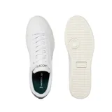 Championes Lacoste Carnaby Pro de cuero blanco con logo de cocodrilo verde bordado en el lateral y detalle en verde oscuro en el talón.