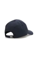 Gorro trucker color azul marino con visera curva y el logo clásico de un pingüino bordado en el frente.