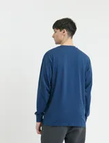 Remera de manga larga con escote redondo y puños en punto canalé, confeccionada en algodón.