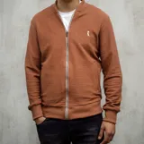 Campera bomber marrón de tejido texturizado con cierre frontal y logo bordado en el pecho.