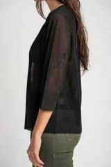 Sweater de punto con acabado brillante, cuello en V y mangas tres cuartos. Presenta un diseño holgado y tejido traslúcido.
