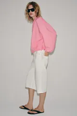 Chaqueta bomber ZW Collection de corte cruzado con escote en pico, manga larga abullonada con puños elásticos y bolsillos delanteros.