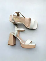 Sandalias de fiesta color beige y blanco, con plataforma y tacón cuadrado.