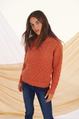 Sweater de punto color verde con textura calada.