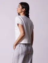 Buzo tejido color blanco, marca Ninety. Escote en V. Calado en escote y delantera.